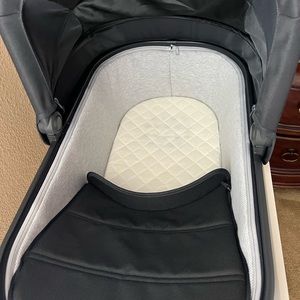 VGUC UPPABABY BASSINET IN JAKE WITH TWO SHEETS